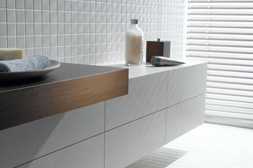 Waschtischunterschrank Detailaufnahme Detailaufnahme eines weißen Waschtischunterschrankes mit dunkler Waschtischplatte