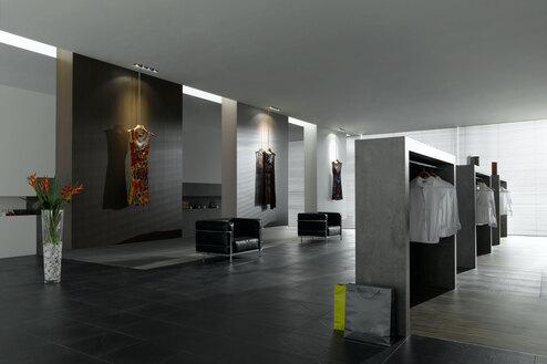Impressionen eines Designerladens für Bekleidung Impressionen eines hochwertigen Bekleidungsladens mit Weitläufigkeit und Einrichtung in Betonoptik