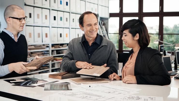 Oberflächenberatung für Kunden Beratung zu verschiedenen Holzoberflächen zwischen Berater und Eheleuten