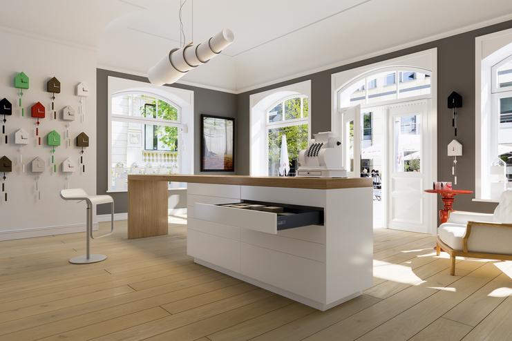 Offene Esszimmergestaltung mit Küchentresen Offene Esszimmergestaltung mit Küchentresen, weiß lackiert und naturbelassenes Holz in Kombination mit Schubladen.