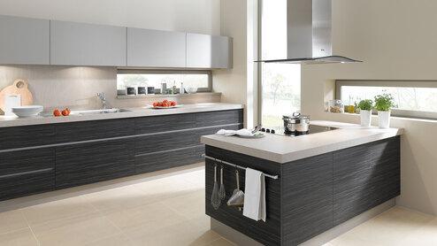 Impression einer Küchengestaltung mit Kochinsel Impression einer Küchengestaltung mit Kochinsel mit Edelstahlabzug und dunklen Fronten