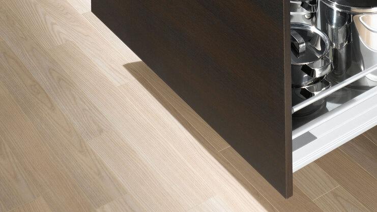 Detailaufnahme von Küchenschubladen Detailaufnahme von Küchenschubladen mit viel Stauraum in dunklem Holz