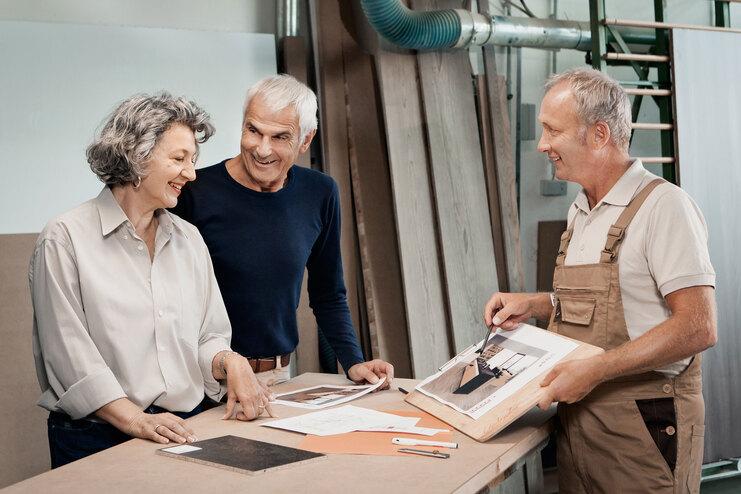 Präsentation von Oberflächen durch #Branche1# anhand eines Boards