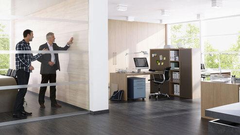 Impression eines Büros mit abgeschlossenem Raum. Impression eines Büros mit abgeschlossenem Raum mit Glaswand und offener Bürogestaltung.