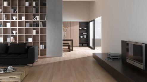 Offene Wohnraumimpression mit Einbauregal in Trennwand Offene Wohnraumimpression mit Einbauregal für Bücher und Dekoration in Trennwand mit hellem Holzboden