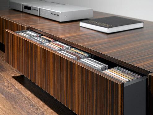Detailaufnahme eines Sideboards mit Schublade Detailaufnahme eines lackierten Sideboards mit offener Schublade für CD-Aufbewahrung