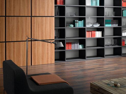 Detailaufnahme einer Regal-Schrank Kombination Detailaufnahme eines schwarz lackierten Bücherregals in Kombination mit quadratischen Holztüren für geschlossene Regalseite.