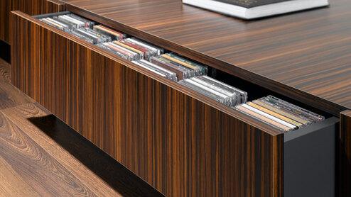 Detailaufnahme eines Sideboards mit Schublade Detailaufnahme eines lackierten Sideboards mit offener Schublade für CD-Aufbewahrung