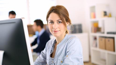 Mitarbeiterin am Schreibtisch